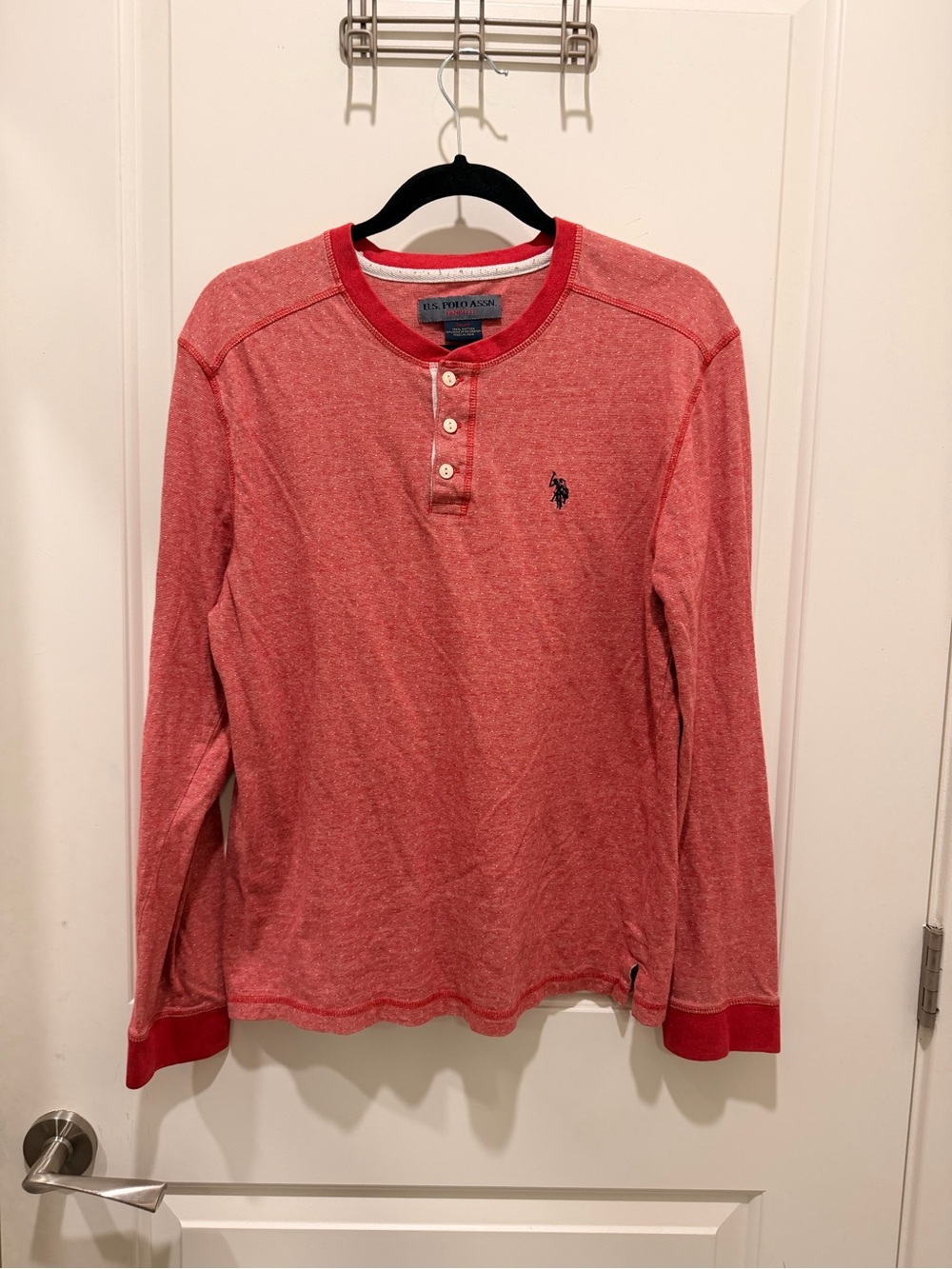 U.S. Polo Assn. Denim Co.
Long Sleeve Henley Size
Small Red Dot